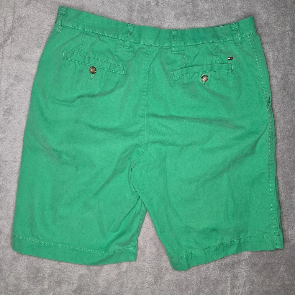Tommy Hilfiger Mens Green Chino Shorts Size 34 Flat Front Cotton Twill Casual